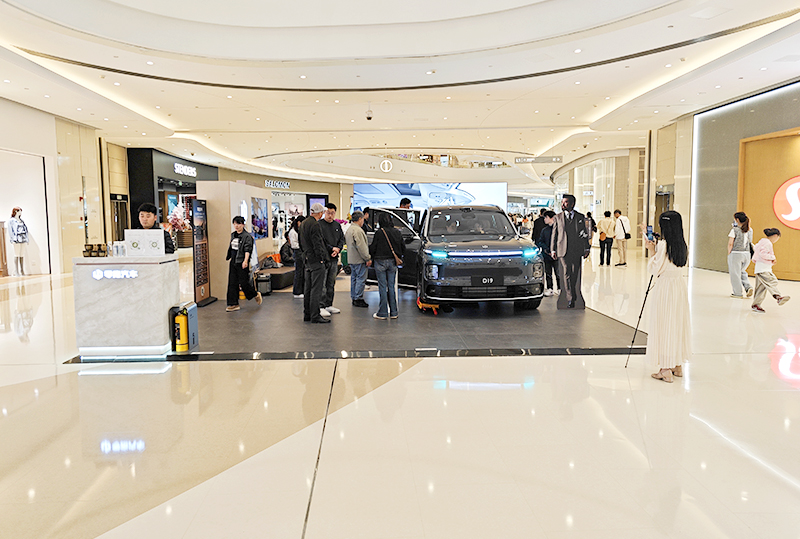 零跑汽车  X  上海万象城  